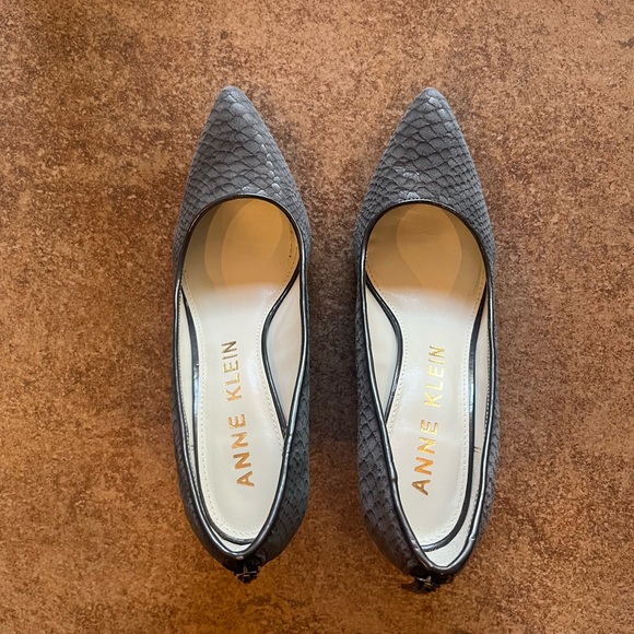 Anne Klein Gray Pumps, Faux-Animal and Zipper Styling, Size 8 - Picture 5 of 7